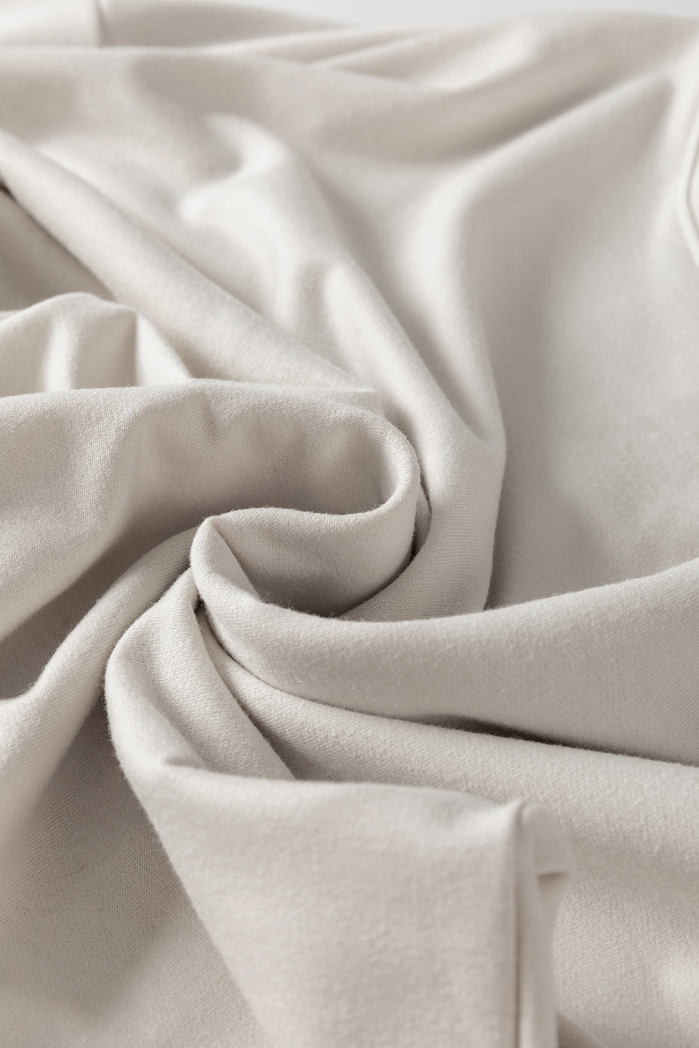 Khakifarbenes t-shirt-kleid mit kalten schultern und schlitzen