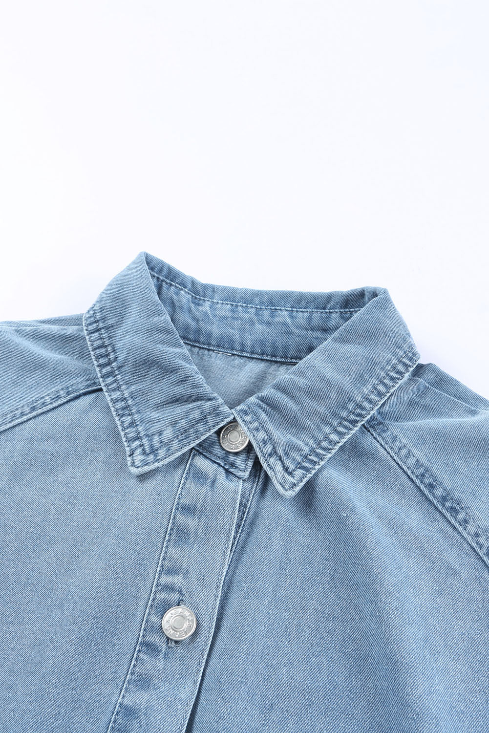 Hemelse blauwe denim mini-jurk met lange mouwen met knopen