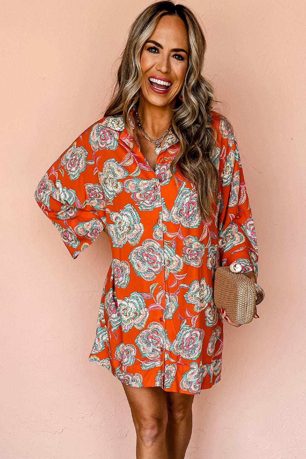 Rotes hemd mit blumendruck und reverskragen loses minikleid