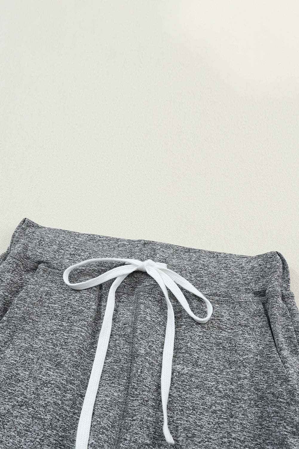 Graue jogginghose mit kordelzug an der taille