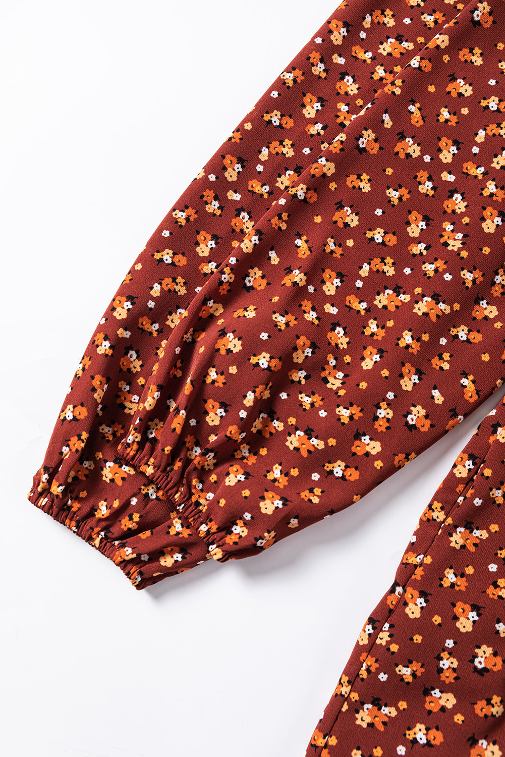 Bruine bloemed mini -jurk met een bestormde top