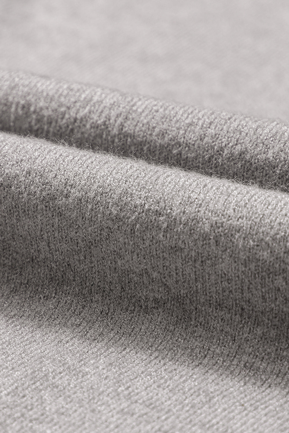 Grauer rollkragenpullover mit hängenden schultern und bubble sleeve strickpullover