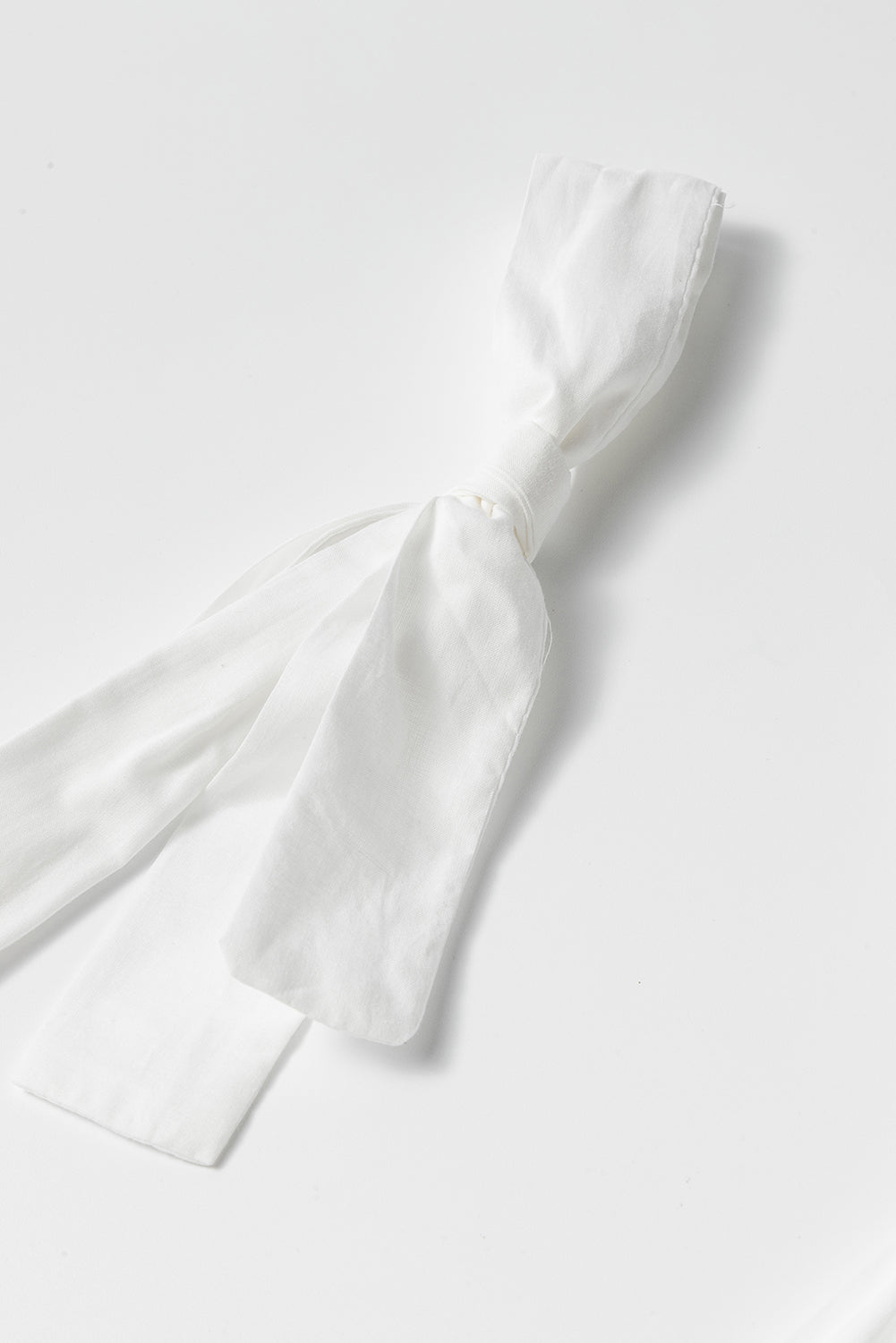 Witte mini -jurk met verstelbare riemen en smoking