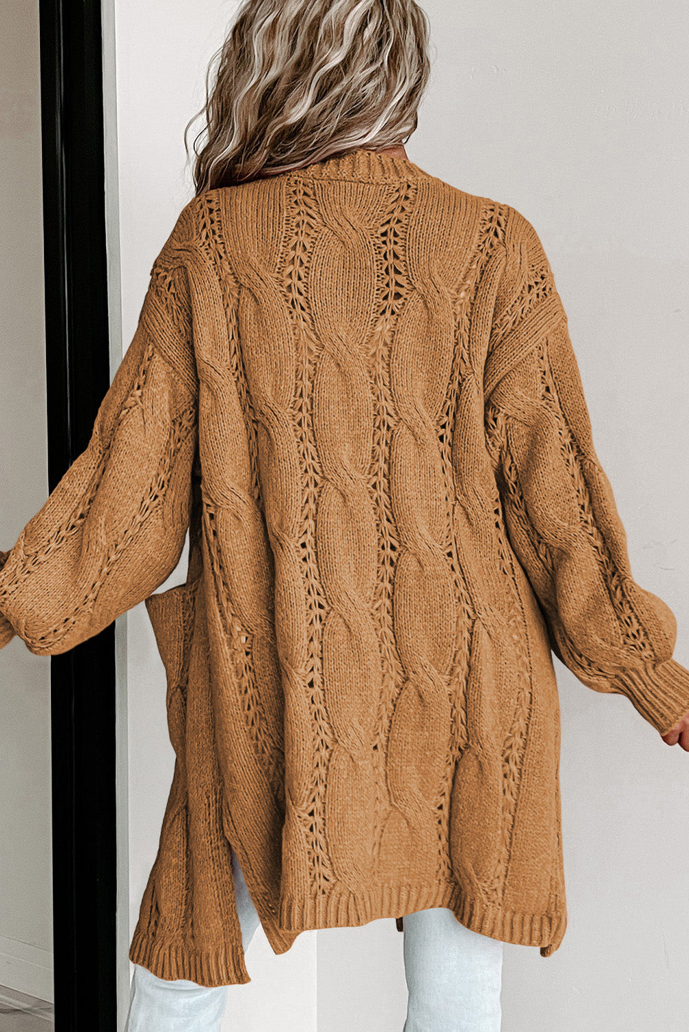 Khakifarbene strickjacke mit geripptem ösenbesatz