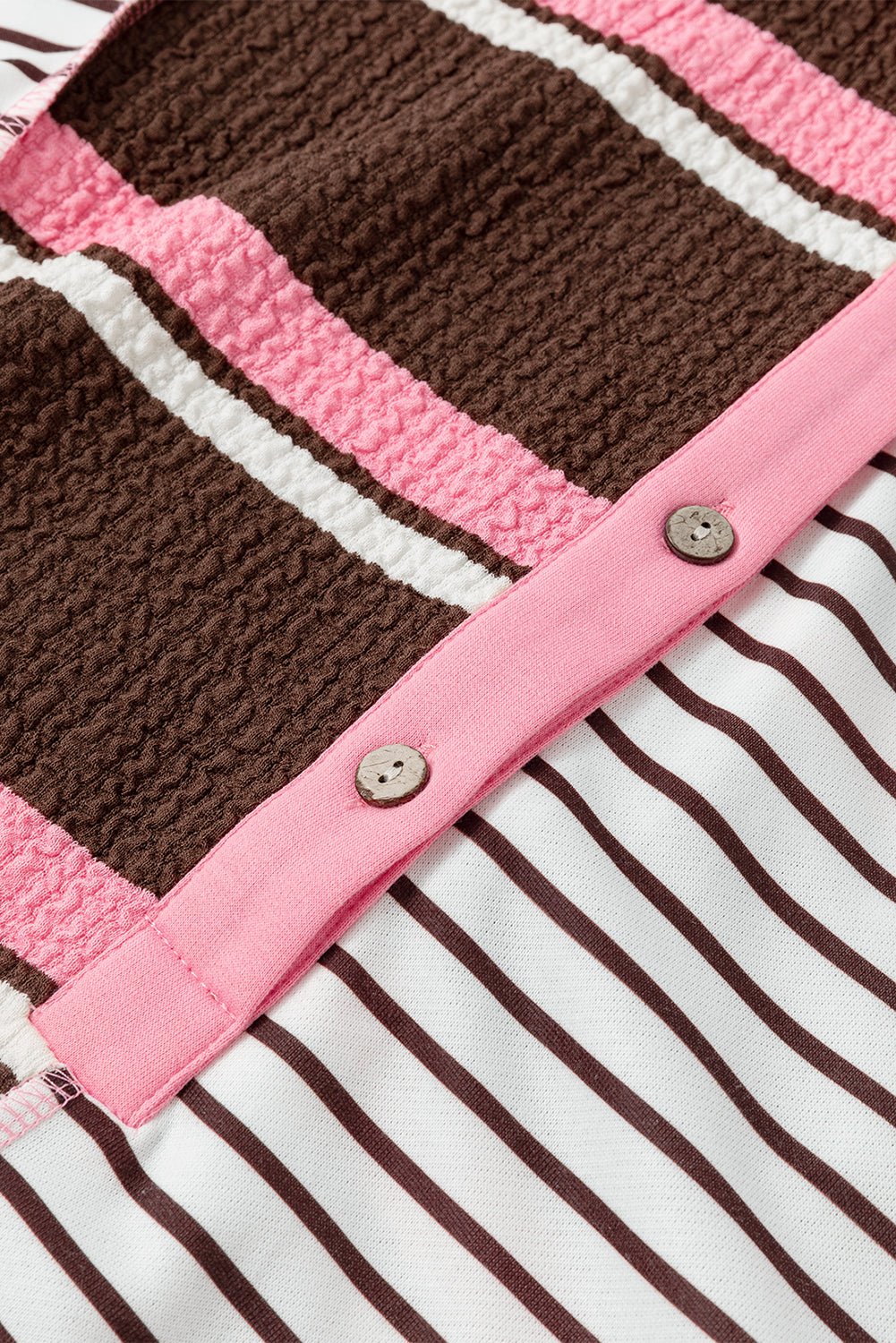 Bruin gestructureerde gestructureerde patchwork -knoop T -shirtjurk