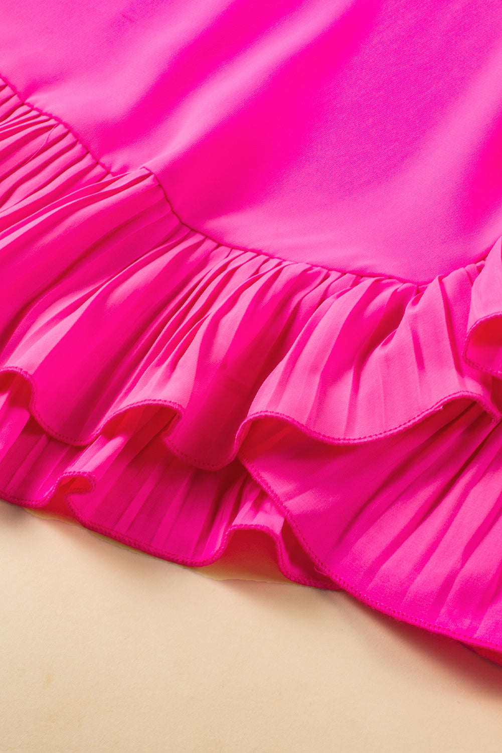 Leuchtend pinkes, unifarbenes Minikleid mit gerüschtem Rand und Schlüsselloch im Rücken