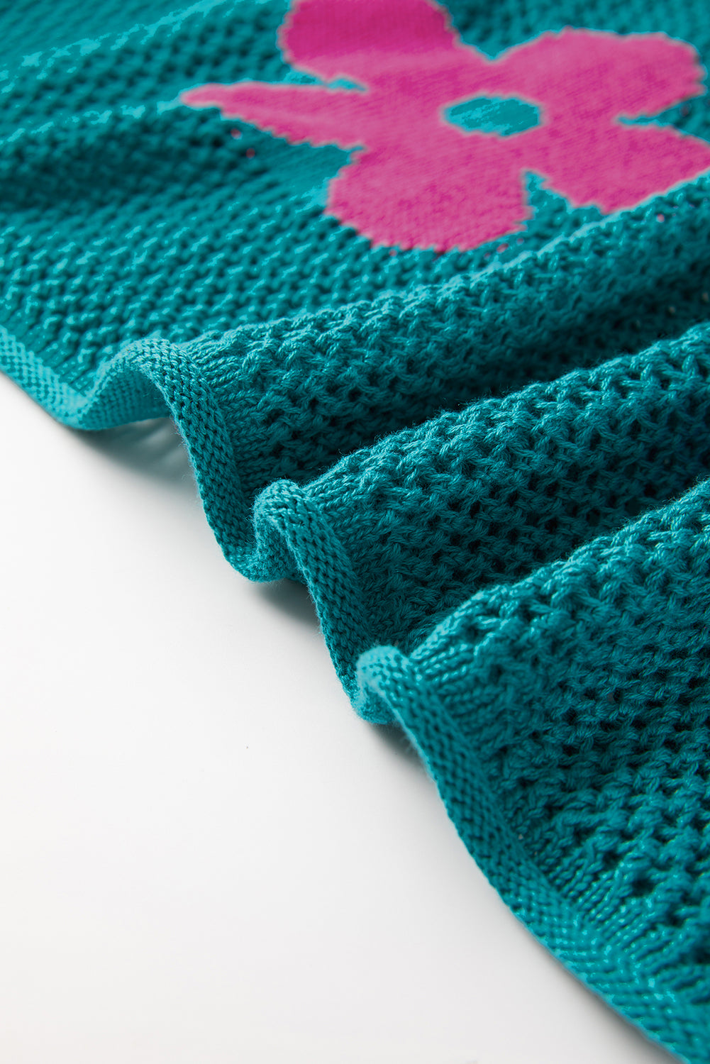 Meergrüner pullover mit großer blume und hohlen schultern aus strick
