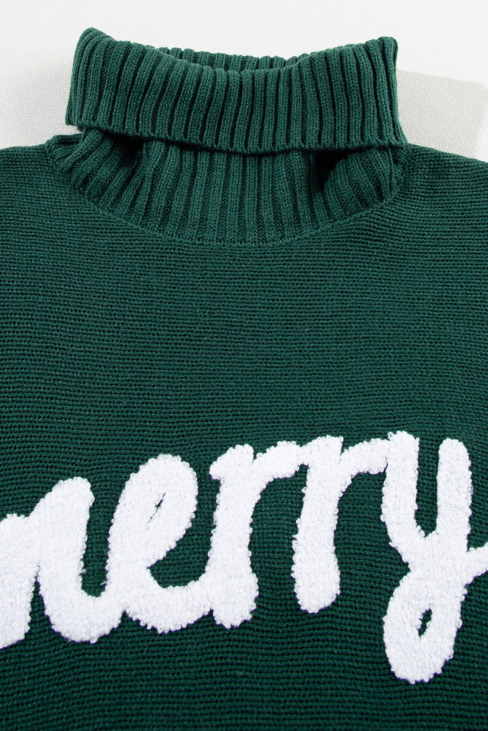 Schwarz-grüner pullover mit gesticktem buchstaben und hohem ausschnitt