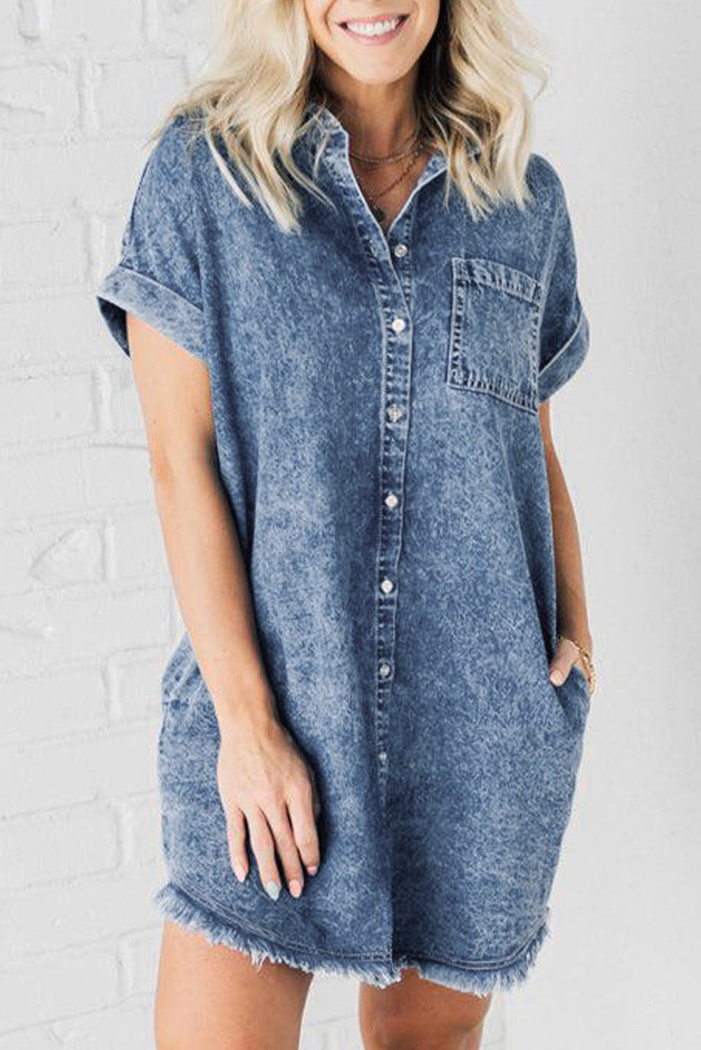 Blaue mineralwaschung ärmelbündchen mit ausgefranstem saum denim-kleid