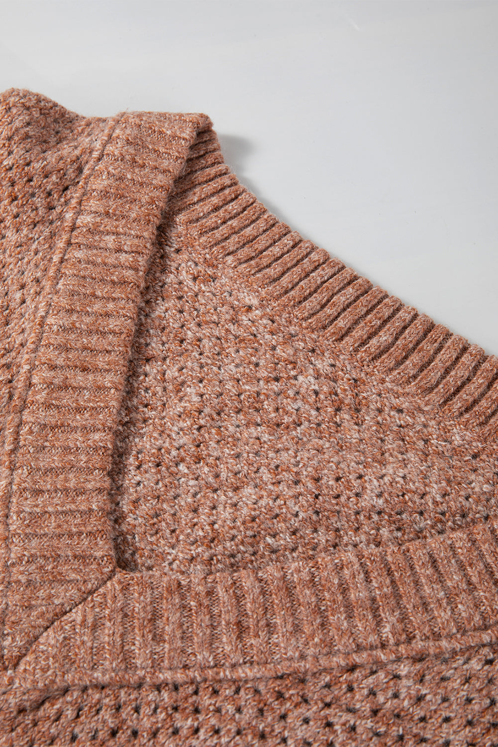 Dunkelbrauner lockerer pullover mit v-ausschnitt und tropfenschulter