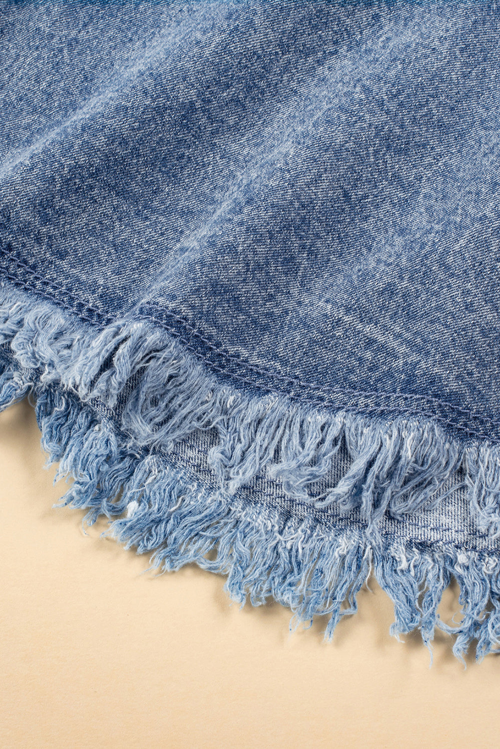 Blaue mineralwaschung ärmelbündchen mit ausgefranstem saum denim-kleid