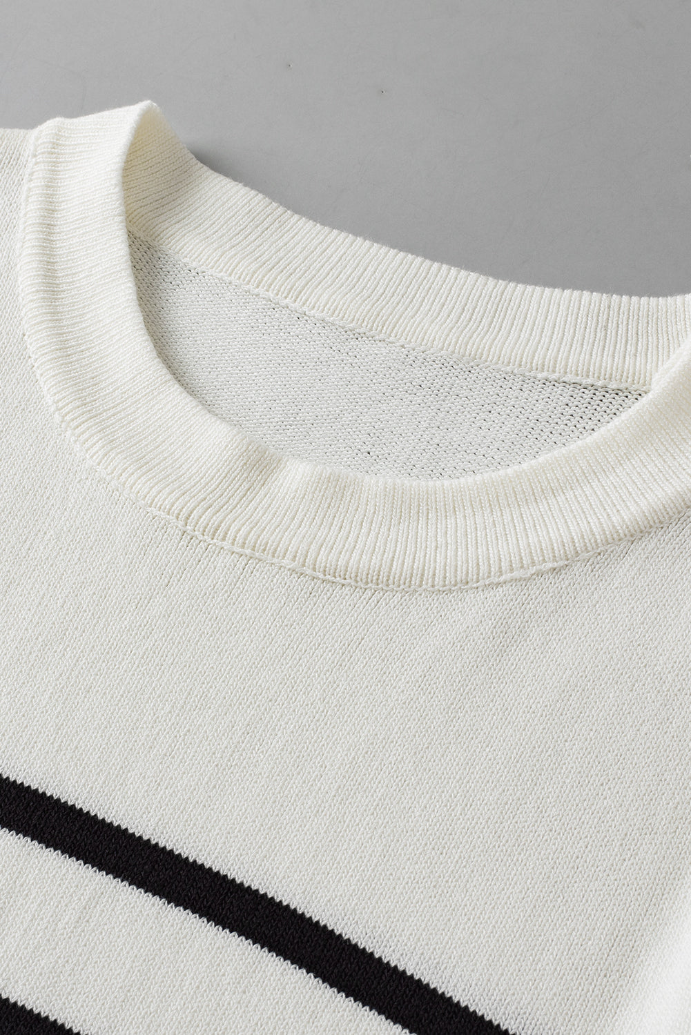 Weißes gestreiftes strick-t-shirt mit halben ärmeln