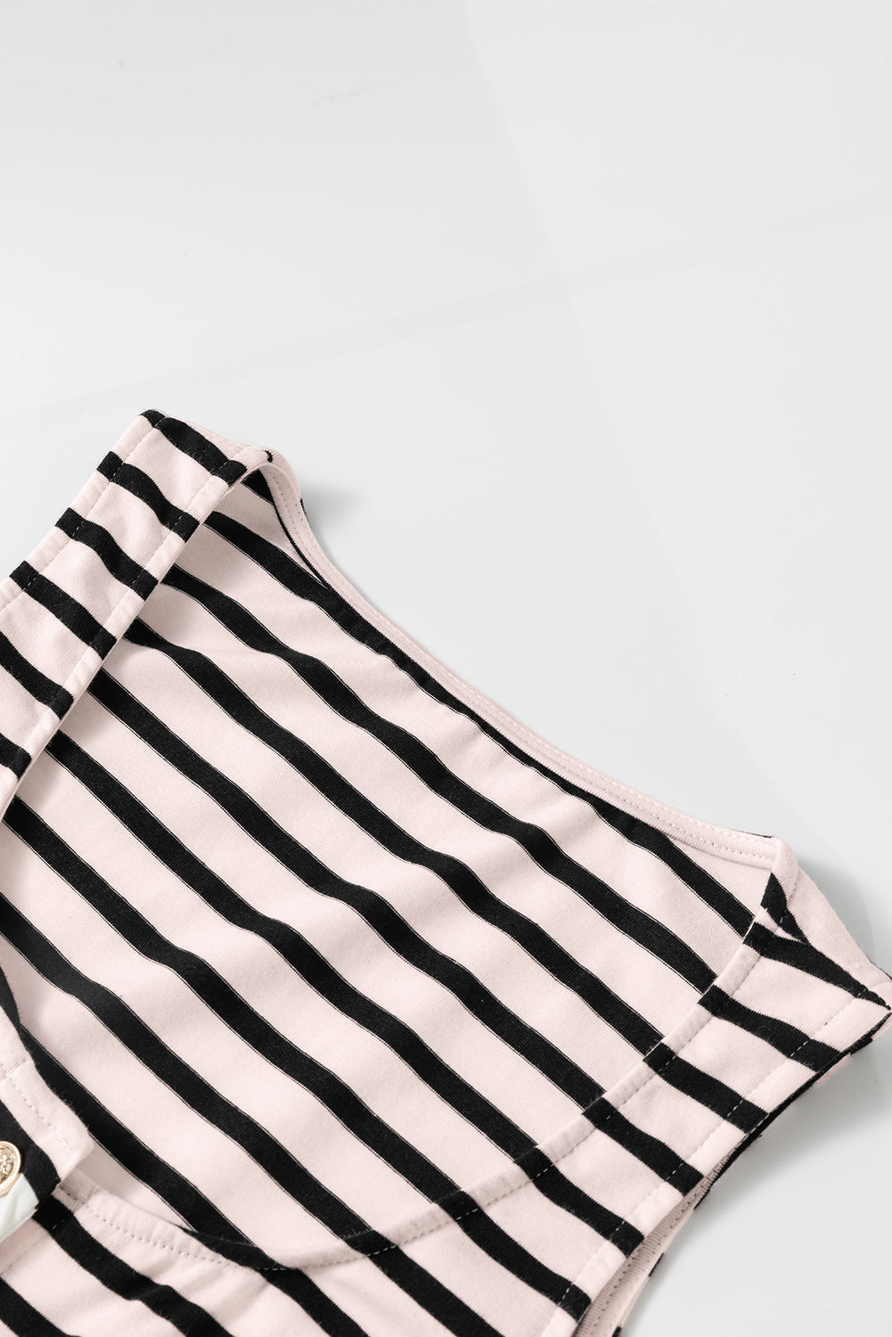 Weißes gestreiftes, ärmelloses maxikleid mit knöpfen