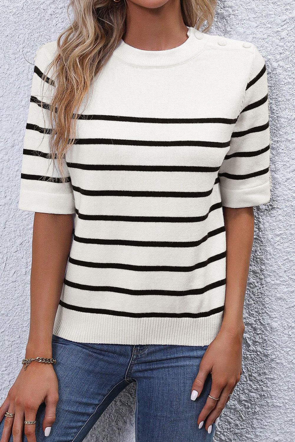 Weißes gestreiftes strick-t-shirt mit halben ärmeln