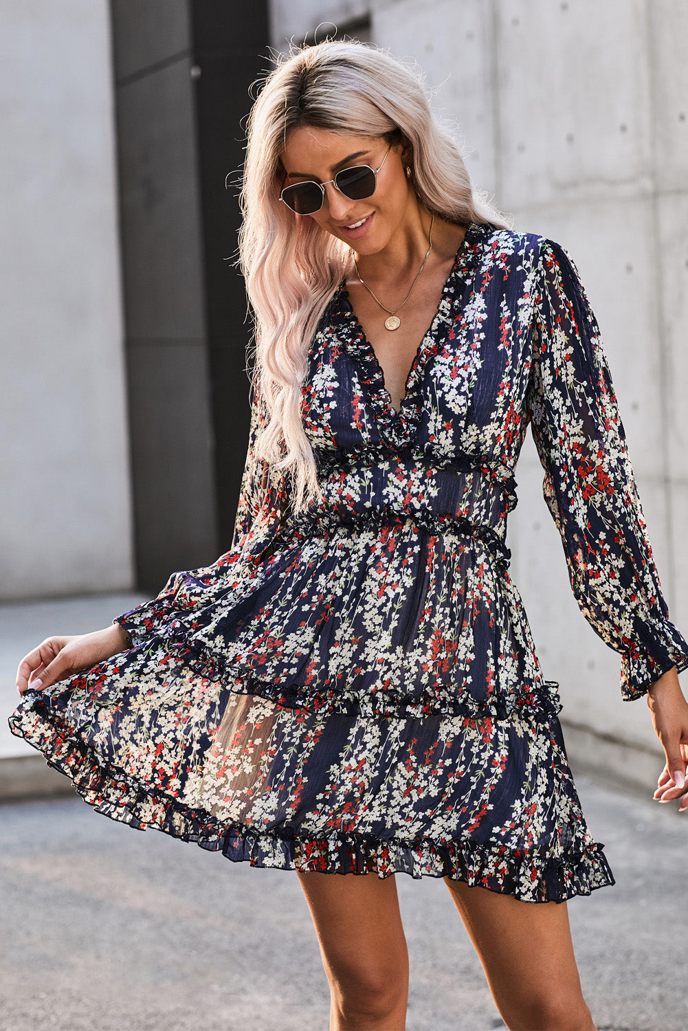 Blaues kleid mit rüschenbesatz und offenem rücken mit blumenmuster