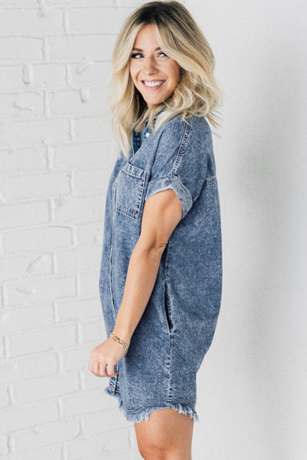 Blaue mineralwaschung ärmelbündchen mit ausgefranstem saum denim-kleid