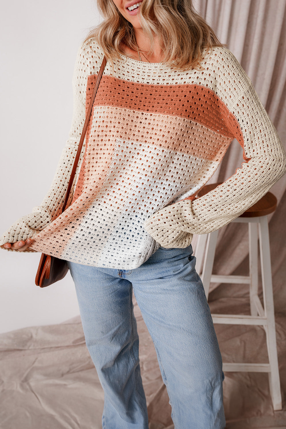 Aprikosenfarbener pointelle-strick-baggy-pullover mit farbblockmuster