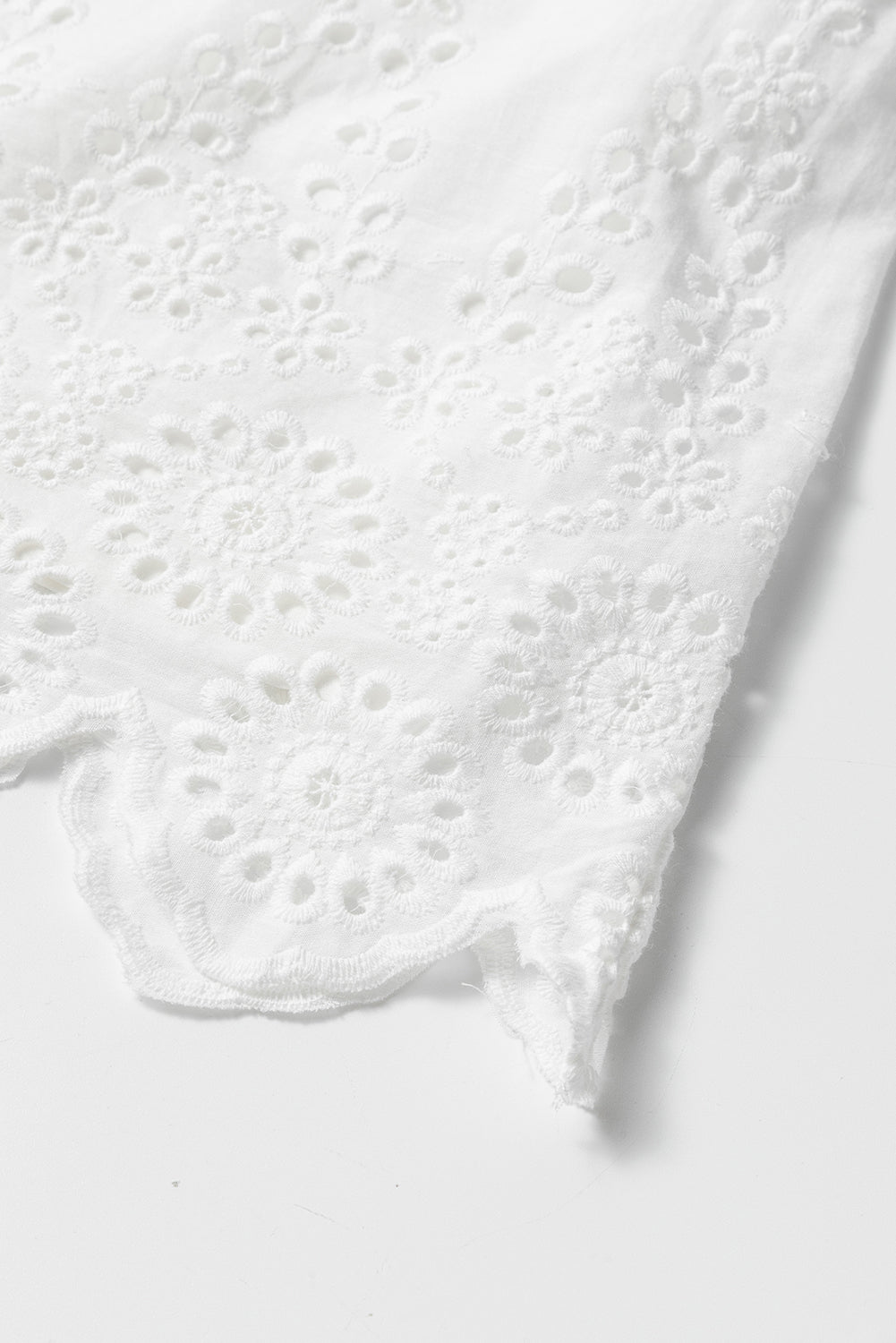 Witte mini -jurk met verstelbare riemen en smoking