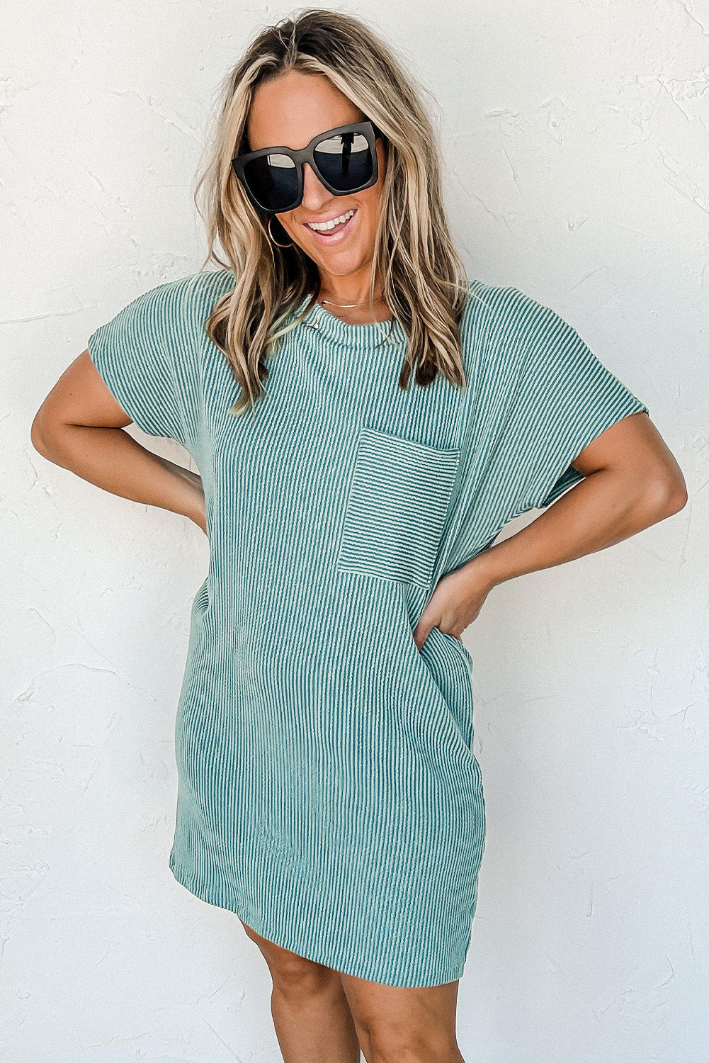 Blau gestreiftes rippenstrick-t-shirt-shiftkleid
