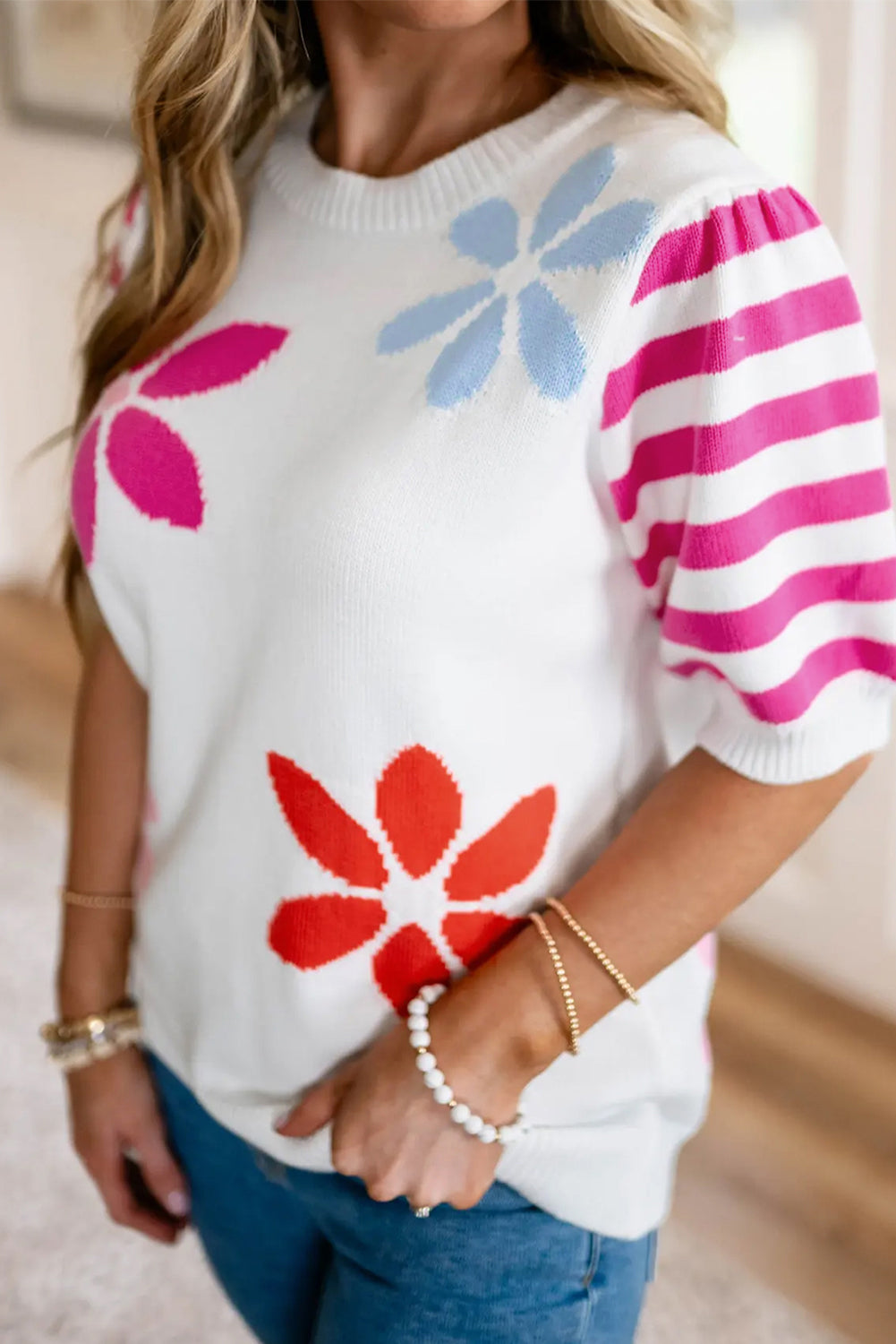 Weißes blumenmuster gestreiftes pullover-t-shirt