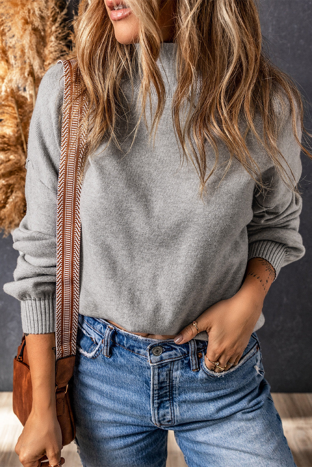 Grauer rollkragenpullover mit hängenden schultern und bubble sleeve strickpullover