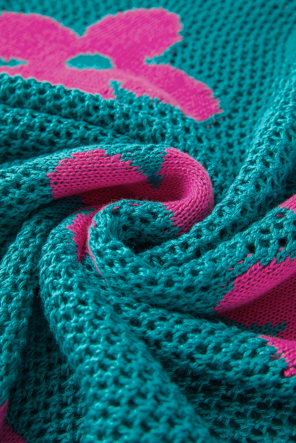 Meergrüner pullover mit großer blume und hohlen schultern aus strick