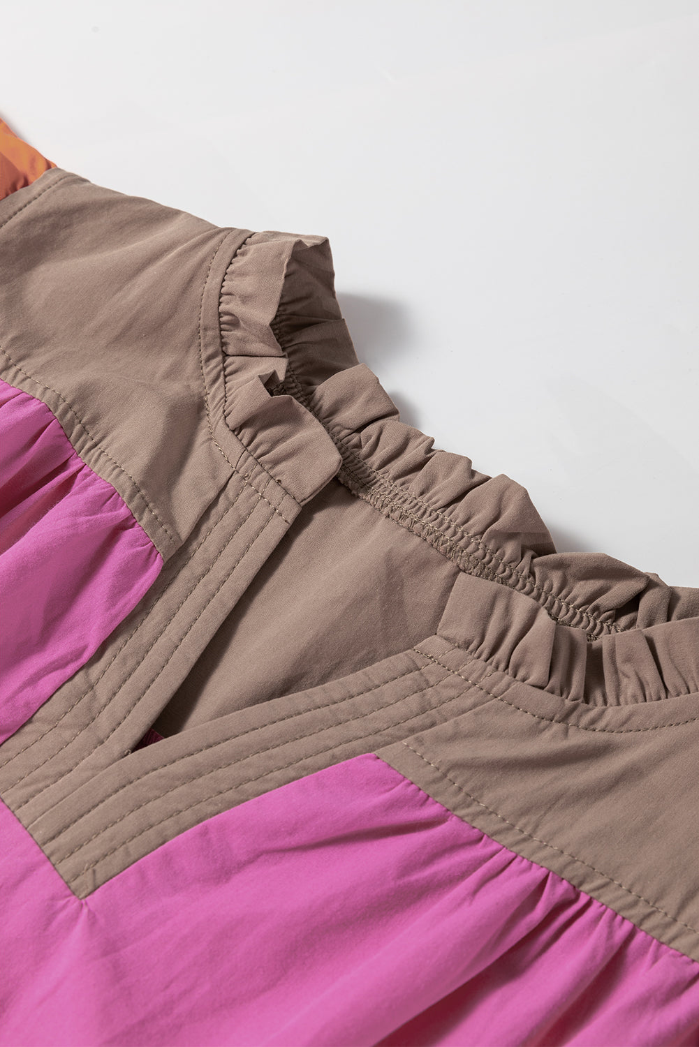 Bonbon farbblock gestuftes kleid mit gekerbtem hals und rüschenärmeln