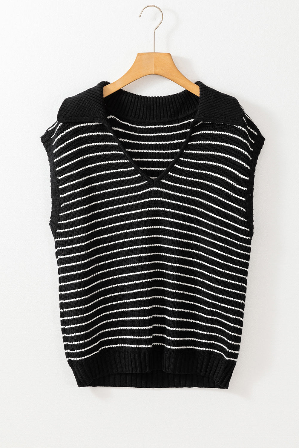 Schwarz gestreiftes pullover-tank-top mit v-ausschnitt