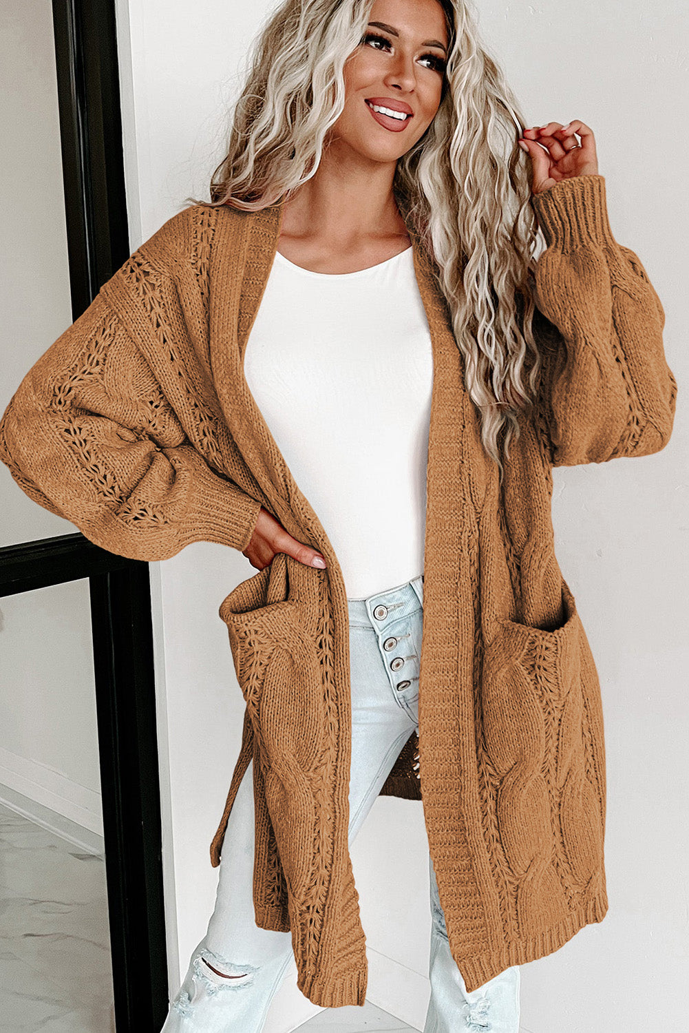 Khakifarbene strickjacke mit geripptem ösenbesatz