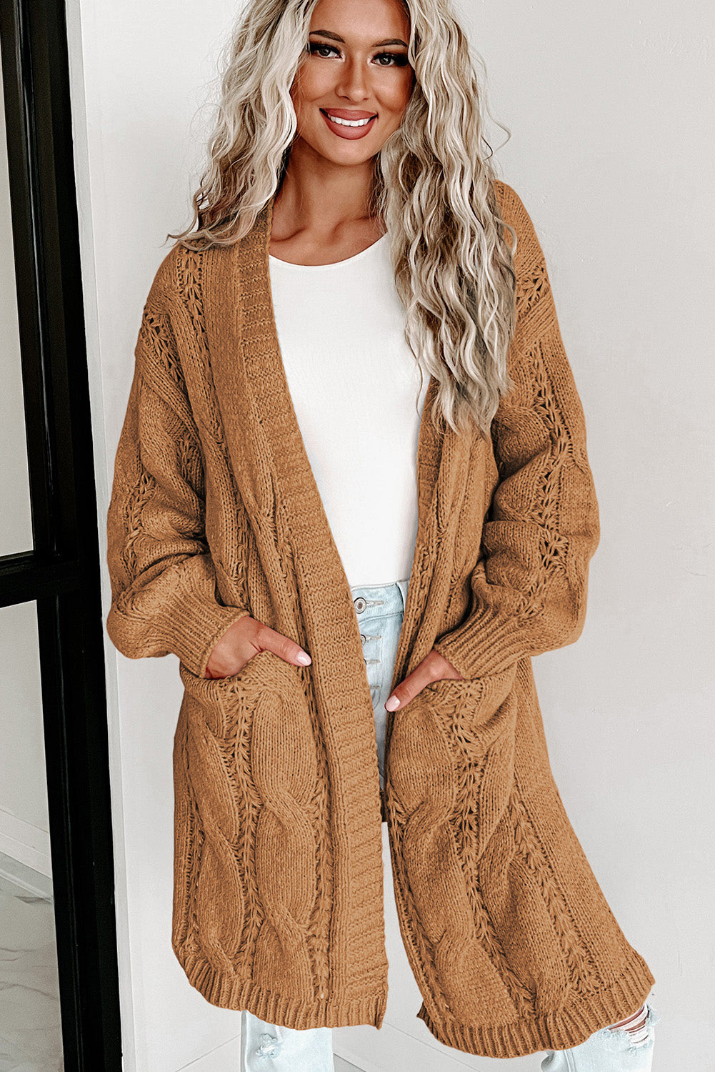 Khakifarbene strickjacke mit geripptem ösenbesatz