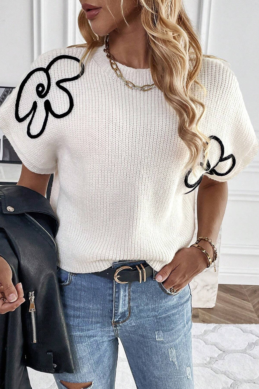 Weißes pullover-top mit blumenstickerei