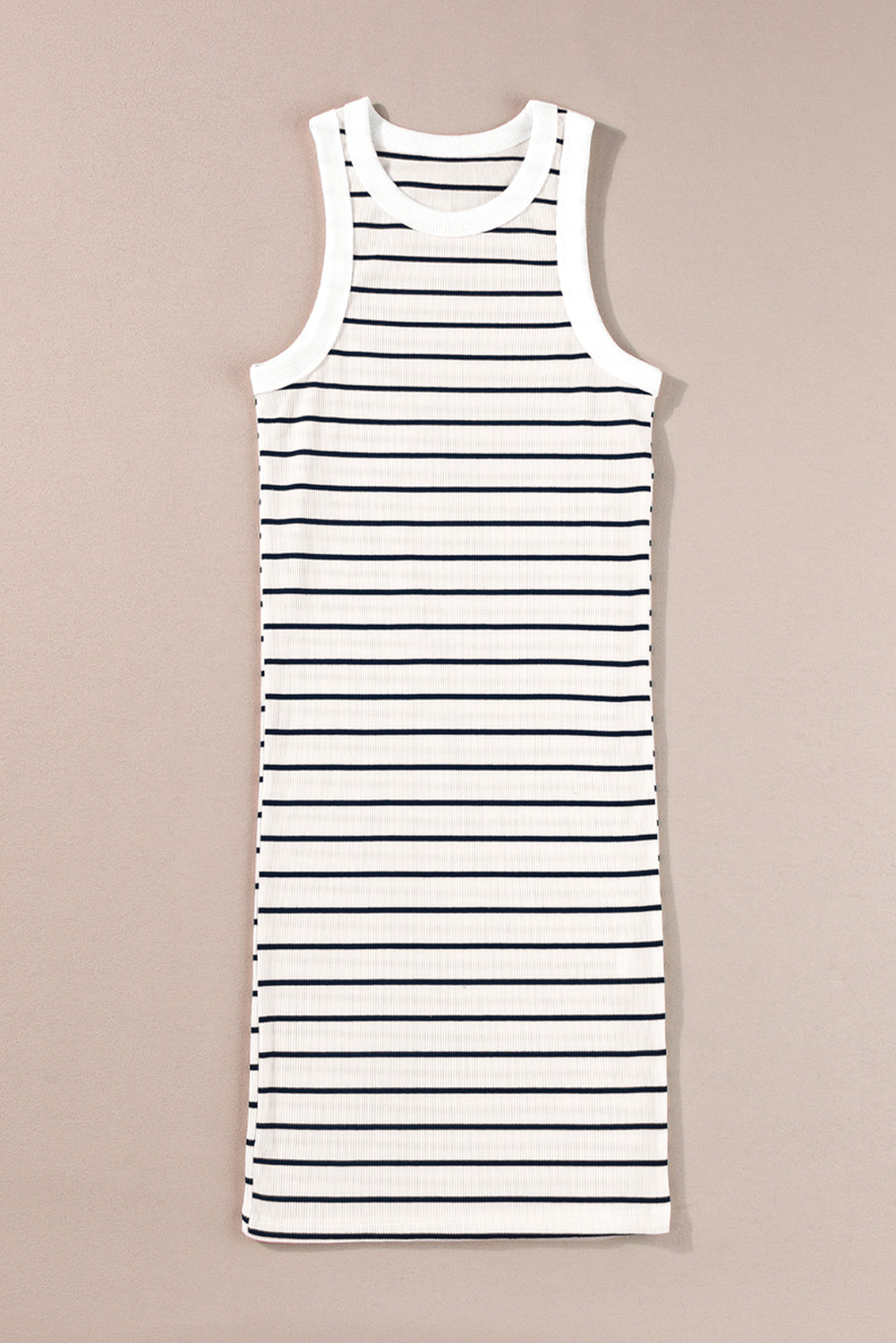 Weißes gestreiftes rippenstrick-tank-minikleid