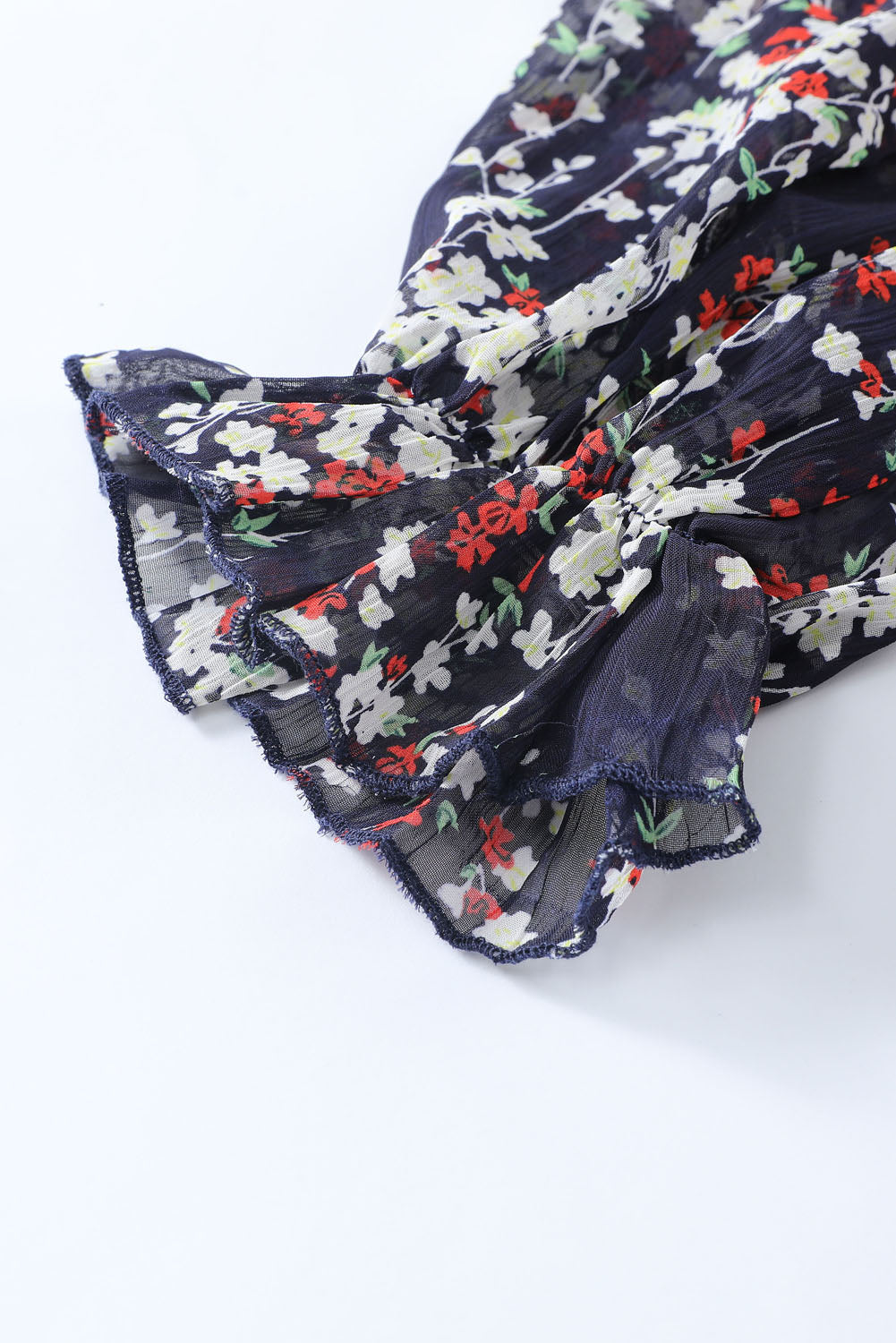 Blaues kleid mit rüschenbesatz und offenem rücken mit blumenmuster
