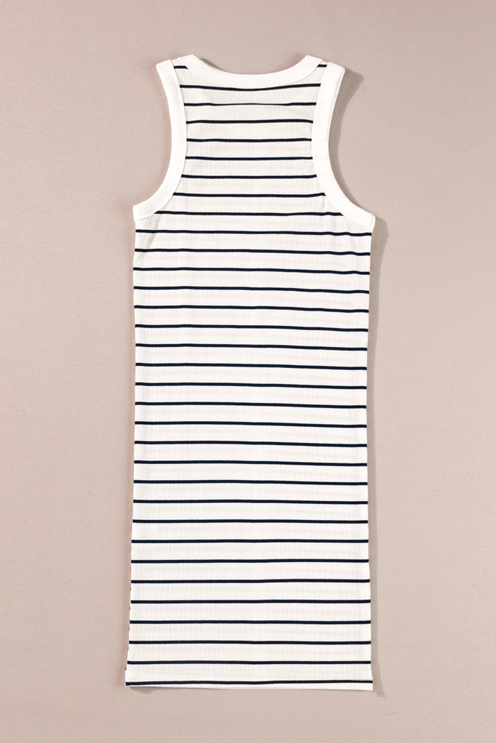 Weißes gestreiftes rippenstrick-tank-minikleid