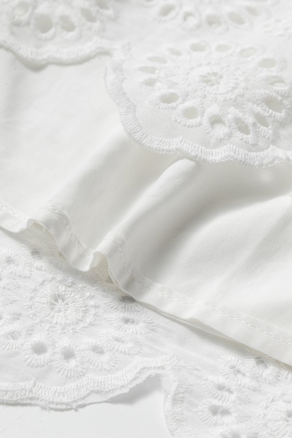 Witte mini -jurk met verstelbare riemen en smoking