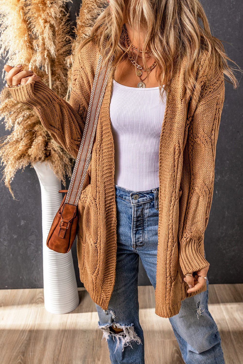 Khakifarbene strickjacke mit geripptem ösenbesatz