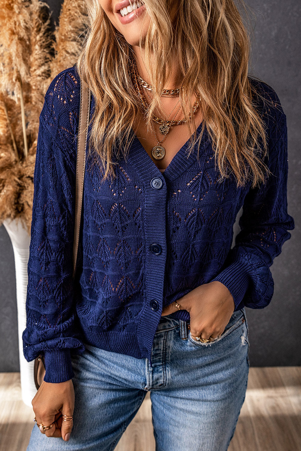 Leichte blaue häkeljacke mit knopfleiste