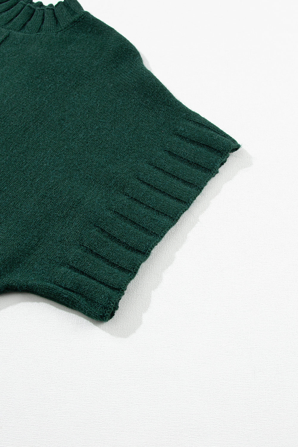 Schwarz-grüner batwing-kurzarm-strickpullover mit rundhalsausschnitt