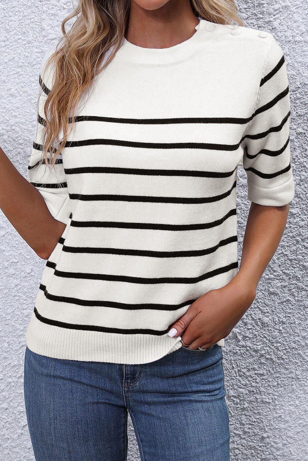 Weißes gestreiftes strick-t-shirt mit halben ärmeln