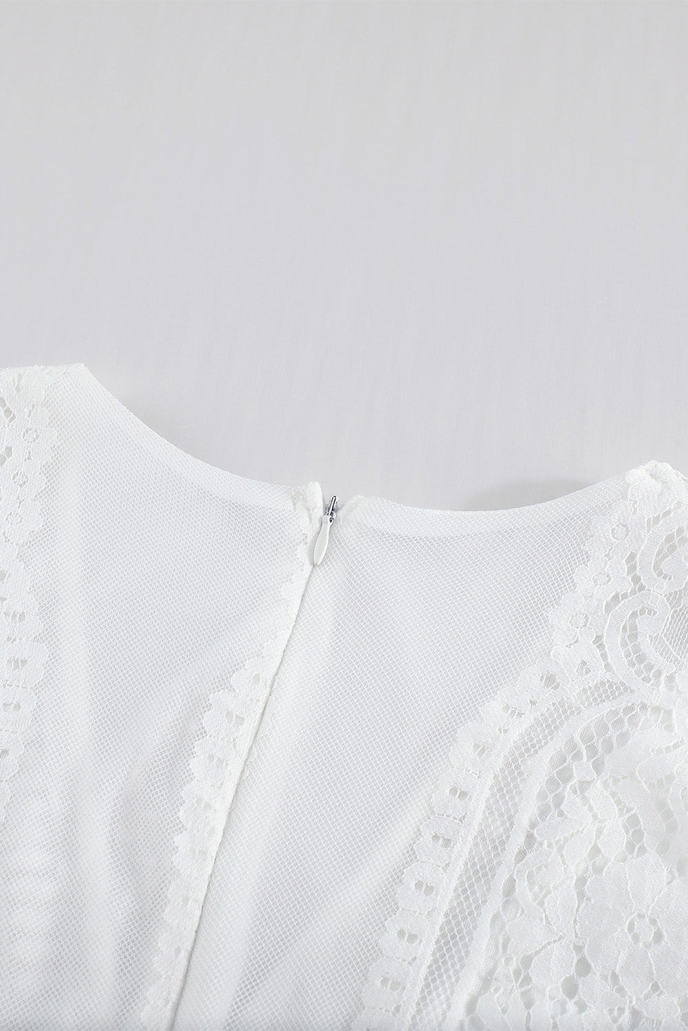 Witte maxi-jurk met een v-hals en hoge taille gemaakt van kant