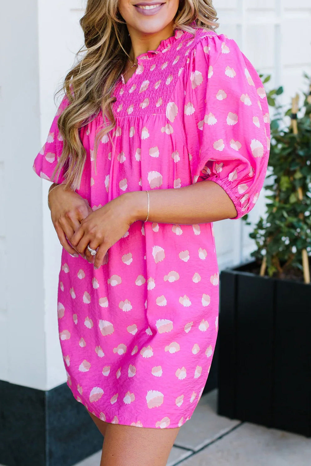 Hellrosa bedrucktes kleid mit geraffter passe und halben puffärmeln