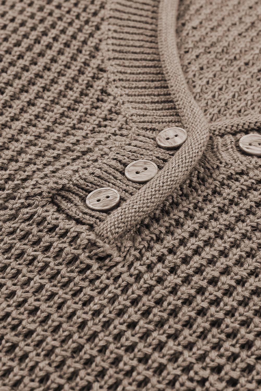 Khakifarbener pointelle-strickpullover mit v-ausschnitt und überschnittenen schultern