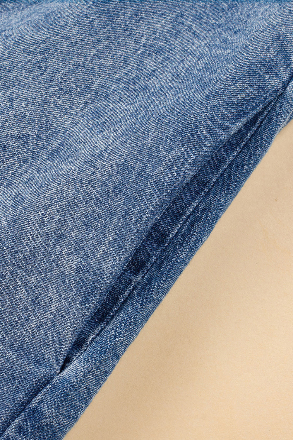 Blaue mineralwaschung ärmelbündchen mit ausgefranstem saum denim-kleid