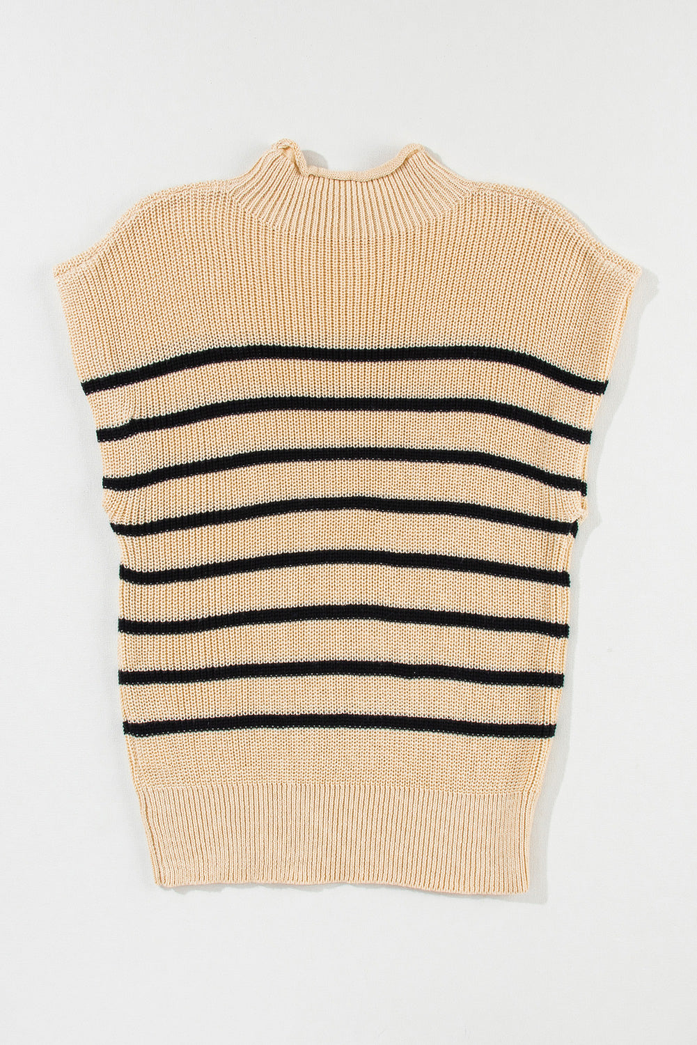 Pergamentfarbener gestreifter rippenstrickpullover mit hohem ausschnitt