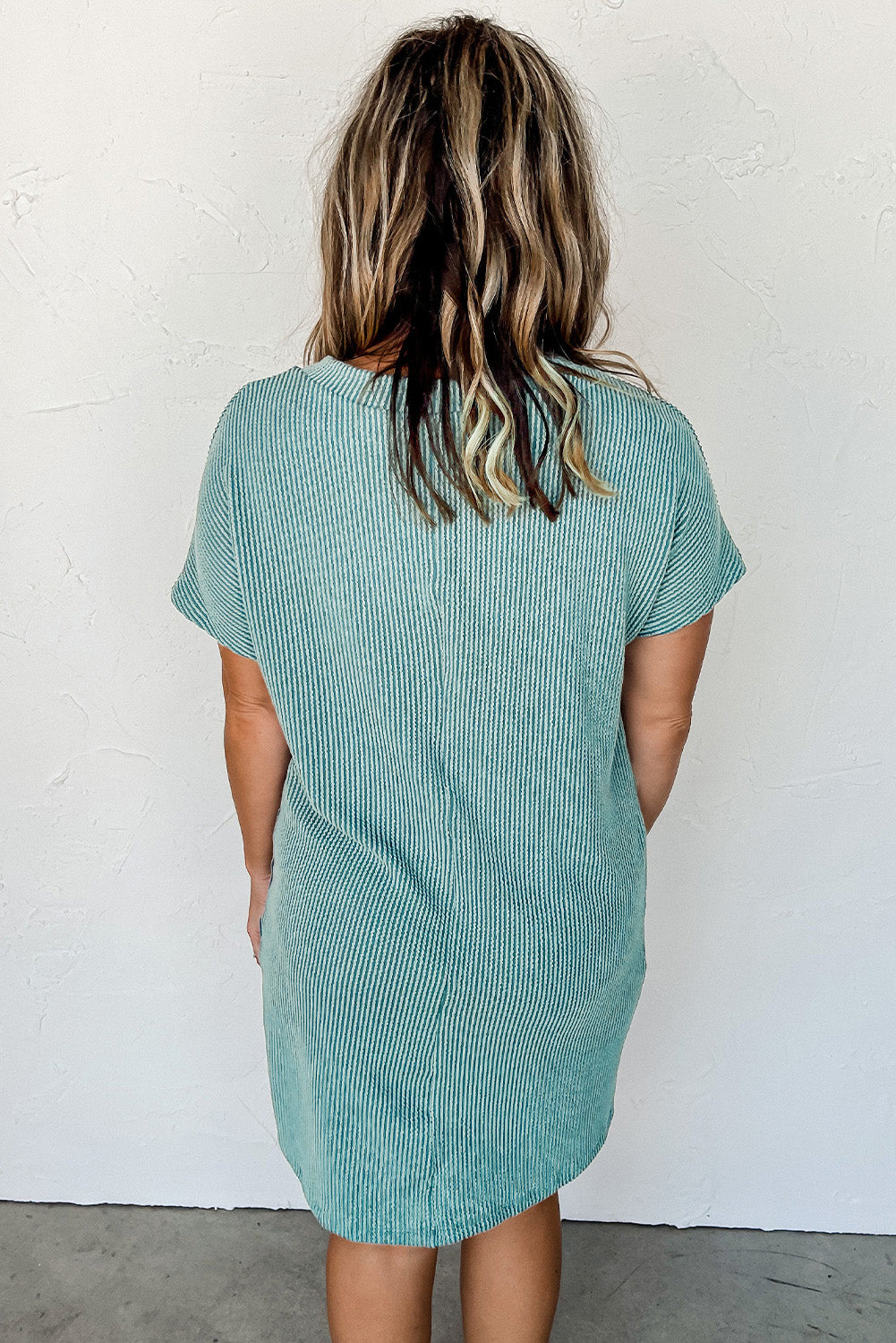 Blau gestreiftes rippenstrick-t-shirt-shiftkleid