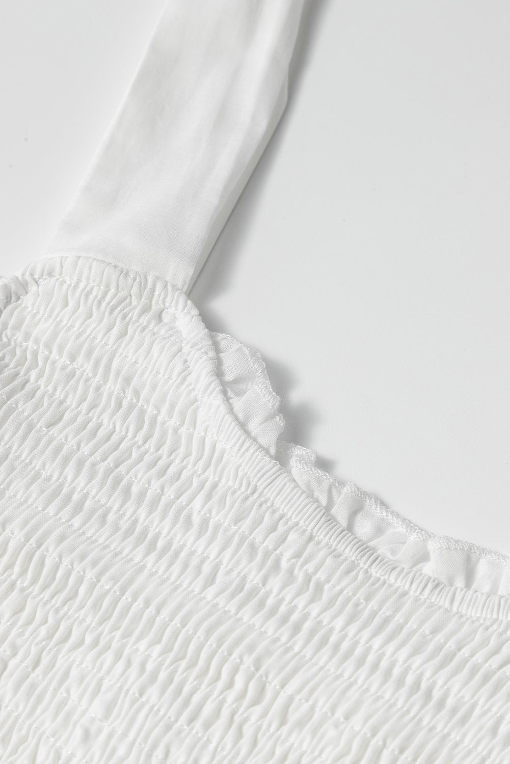 Witte mini -jurk met verstelbare riemen en smoking