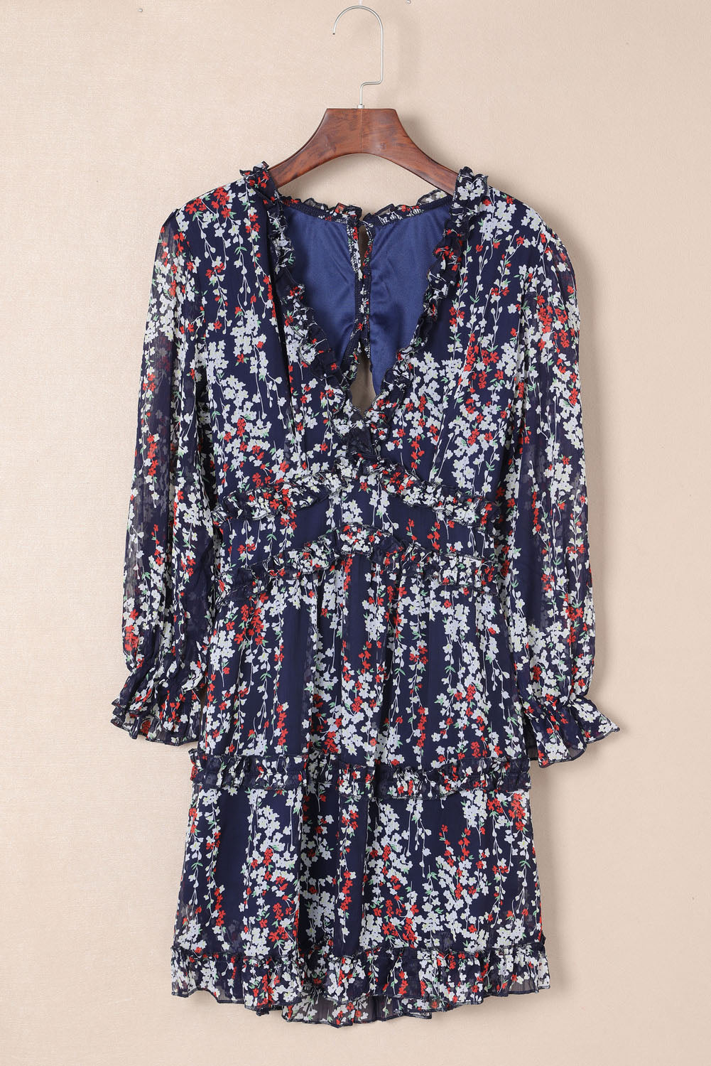 Blaues kleid mit rüschenbesatz und offenem rücken mit blumenmuster
