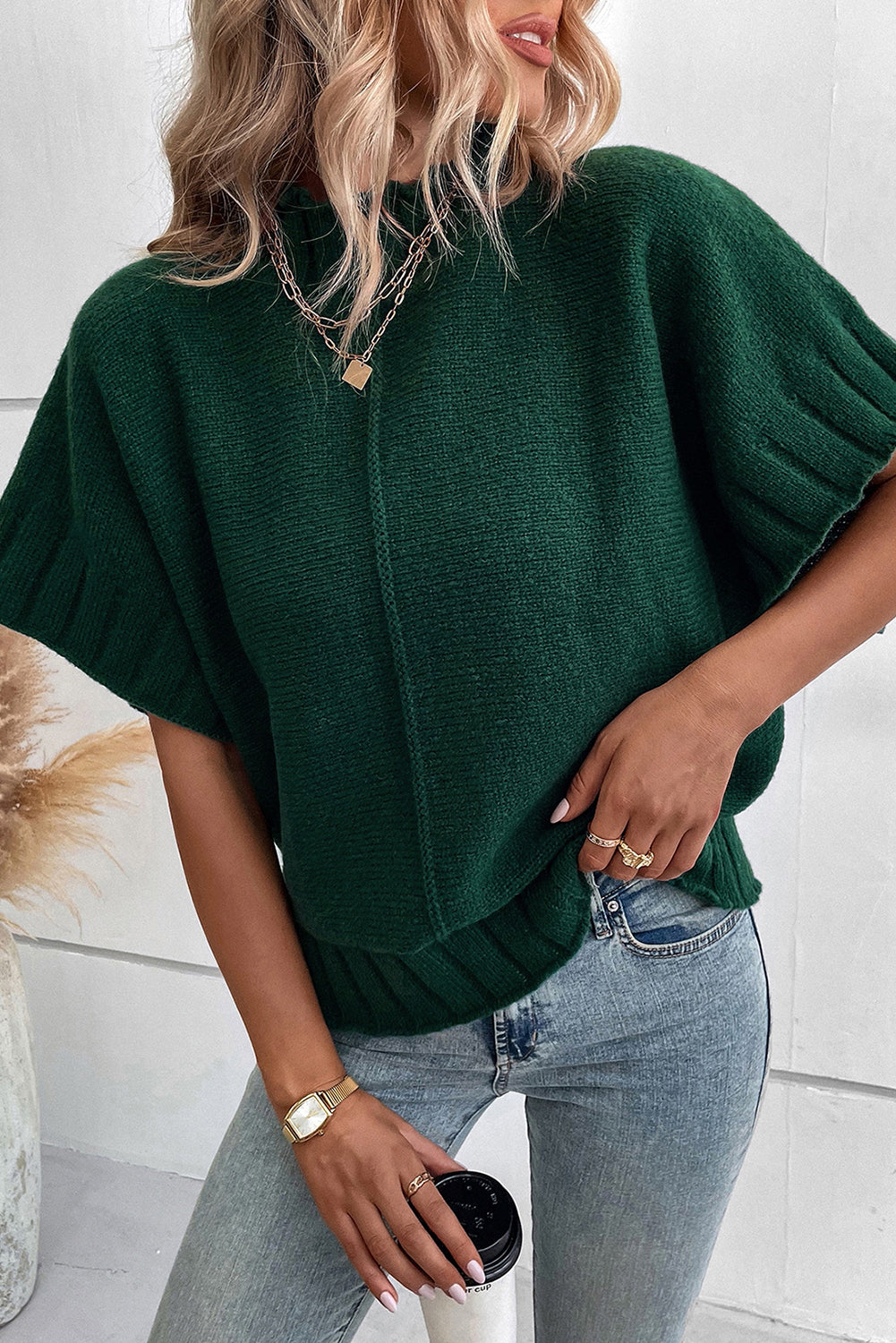 Schwarz-grüner batwing-kurzarm-strickpullover mit rundhalsausschnitt
