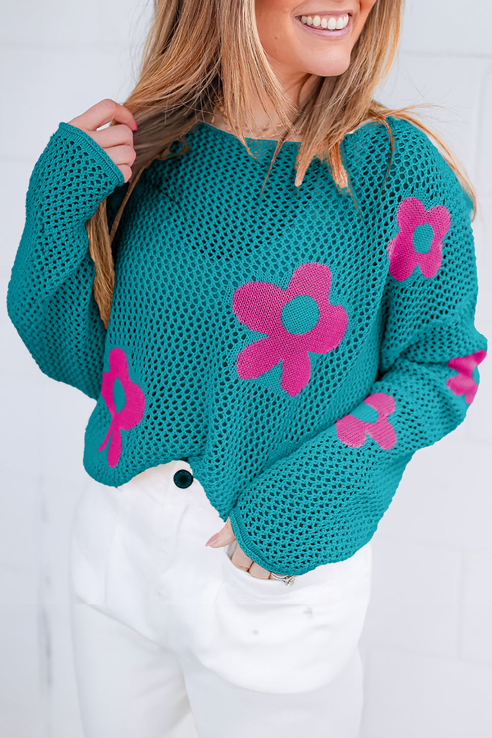 Meergrüner pullover mit großer blume und hohlen schultern aus strick