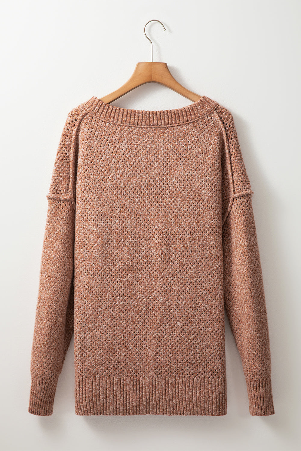 Dunkelbrauner lockerer pullover mit v-ausschnitt und tropfenschulter